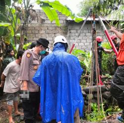 Polsek Jogonalan Klaten Evakuasi Mayat di Sumur Tak Terpakai