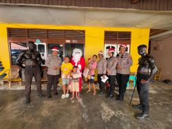 Polisi Santa Polresta Jayapura Kota Polda Papua Sebarkan Kebahagiaan dan Kedamaian Jelang Hari Natal