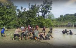 Hujan Lebat di Gesi Sragen, Sungai Pleret Meluap: Polsek dan Warga Gotong Royong Bersihkan Sampah