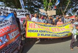 Protes Pembangunan TPST, Ratusan Warga Cileles dan Cikulur Geruduk Kantor DPRD Lebak