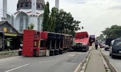 Truk Bermuatan Baja Terguling di Poros Lamongan-Babat, Lalu Lintas Padat