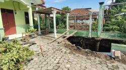 Diterjang Luapan Sungai, Halaman Sekolah SDN Amblas