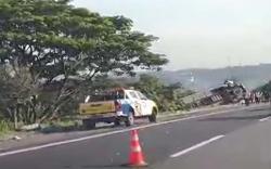 Kecelakaan Hari Ini, Bus Berpenumpang Terbalik di Tol Banyumanik