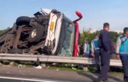 Penampakan Bus Berpenumpang Terbalik di Tol Banyumanik Semarang, Tak Ada Korban Jiwa