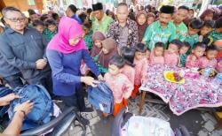 Khofifah Salurkan Bantuan Langsung ke Siswa Terdampak Banjir Rejoso