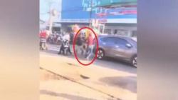 Viral! Dua Pria Bawa Parang Berkelahi di Depan Swalayan, Warga Panik Berlarian