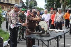 Jelang Nataru, Polisi Musnahkan 750 Botol Miras dan 3000 Pil Logo Y