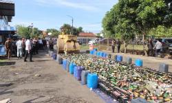 Operasi Pekat Lodaya Polres Indramayu, 216 Orang Ditangkap dan 2.929 Botol Miras Digilas Stoom Walls