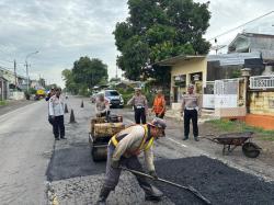 Polres Situbondo dan Dinas PU Tambal Jalan Pantura untuk Keamanan Libur Akhir Tahun