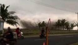 Angin Puting Beliung Terjang Pangandaran, Tiga Rumah Rusak dan Wisatawan Panik