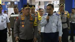 Pastikan Keselamatan Selama Nataru, Kapolri Cek Terminal Tirtonadi dan Solo Safari