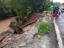 Longsor di Dusun Mesawa Mamasa, 2 Rumah Ditepi Jalan Ambruk