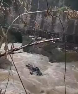 Kendaraan Roda Tiga Terjun ke Sungai di Panarukan, Pengemudi Diduga Terseret Arus