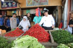 Jelang Nataru Pj Walikota Lhokseumawe Sidak Langsung Pasar Tradisional Stabilkan Harga