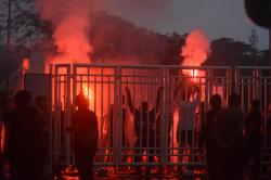 Laga PSIS vs Malut United Diwarnai Kericuhan, Suporter Lempar Mercon hingga Blokir Pintu VIP