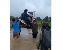 Perjuangan Guru SDN 14 Suak Tapeh Hadapi Banjir untuk Mengajar, Warga Gotong Motor jadi Penyelamat