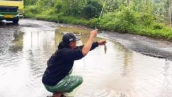 Viral Aksi Pria Memancing Ikan di Jalan Rusak Banjarwangi, Kesal Tak Kunjung di Perbaiki