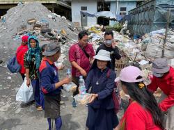 Gereja Santa Theresia Berbagi 400 Boks Makanan untuk Pekerja TPA Jatibarang Semarang