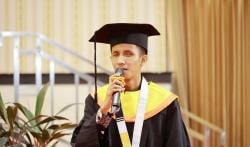 Inspiratif! Mahasiswa Tunanetra UNAIR Sukses Raih Gelar Magister