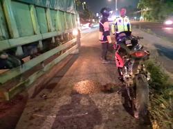 Terjatuh Akibat Jalan Berlubang di Jombang, Pengendara Motor Terseret Truk, Kondisinya Luka Parah!