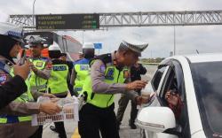 Sambut Natal dan Tahun Baru 2025, Satlantas Polres Sragen Bagikan Kopi Gratis di Exit Tol Pungkruk