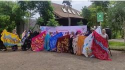 FOTO: Fashion Show Limbah hingga Rujak Bapak-Bapak, Hari Ibu di Durenan Meriah