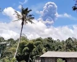 Gunung Raung Erupsi, Kepulan Asap Hitam Muncul Setinggi 2.000 Meter, Wisatawan Tak Boleh Mendekat