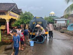 Pasca Banjir Rendam Pemukiman Warga, Polres Bima Bagikan Air Bersih