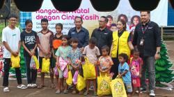 Indosat Berbagi Kasih Natal untuk Anak-Anak di Pengungsian Flores Timur