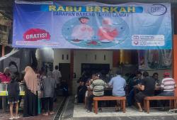 Ratusan Porsi Makanan Gratis Dibagikan Setiap Rabu, Debu Langit Tebar Kebaikan di Sidoarjo