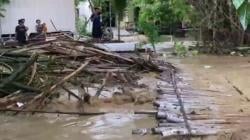 Diterjang Banjir Bandang, Jembatan Bambu di Tuban Ambruk dan Hanyut