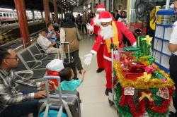 KAI Daop 9 Hadirkan Keceriaan Natal di Stasiun Jember, Santa Claus Bagikan Hadiah