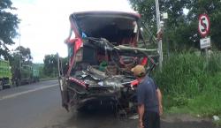 Bus Rombongan Peziarah Tabrak Truk di Tol Cipularang, 2 Tewas 62 Luka