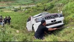 Hendak Wisata ke Dieng , Mobil Fortuner Masuk Jurang Gerlang Batang