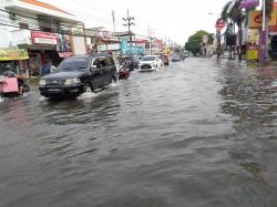 Banjir di Wilayah Kecamatan Waru, Belum Surut, Pengendara Motor Mogok