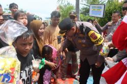 Polisi Gandeng Sinterklas Sapa Anak-Anak di Wisata Pantai di Lampung Selatan