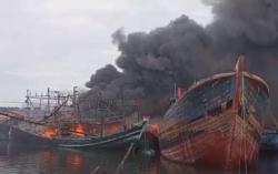 Kebakaran Kapal di Pelabuhan Pelindo Tegal hingga Sore Ini Belum Padam, Api Masih Berkobar