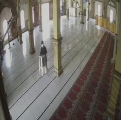 Viral! Pencuri Kotak Amal Masjid di Cerme Terekam Kamera Pengawas