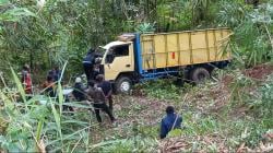 Gagal Menanjak, Truk Masuk Jurang di Jalan Nepong Bojonggambir Tasikmalaya