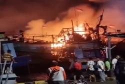 Belasan Kapal Nelayan di Pelabuhan Tegal Terbakar Hebat