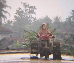 Foto Anggita Sari, Wanita Cantik Asal Pesawaran Viral di TikTok karena Aksi Membajak Sawah