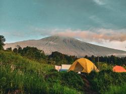 7 Tempat Camping di Purwokerto dengan Latar Gemerlap Kota dan Megahnya Gunung Slamet