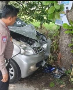 Diduga Mengantuk, Pengemudi Avanza Tabrak Motor dan Pohon di Pringsewu Saat Libur Nataru