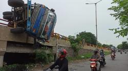 Truk Kontainer Terguling di Jalan Raya Trosobo, Akses Mojokerto-Surabaya Terhambat