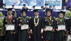 UM Bandung Gelar Wisuda ke-7, Rektor: Kembangkan Karakter Unggul dan Internalisasi Nilai Al-Islam