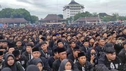 Puluhan Ribu Warga PSHT Ponorogo Berdoa Bersama Di Gelaran Bumi Reog Berdzikir