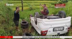 Akibat Mengandalkan Google Maps! Mobil Wisatawan Terjun ke Sawah dan Terbalik