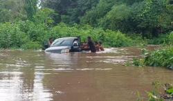 Mobil Terjebak Banjir di Kali Napunseda Sikka, Warga Bantu Evakuasi