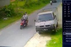 Emak-Emak di Sampang Kena Jambret, Emas Senilai Puluhan Juta Lenyap, Terduga Pelaku Terekam CCTV