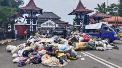 Puluhan Warga Demo, Menumpahkan Sampah Di Depan Pendopo Bupati Pemalang 